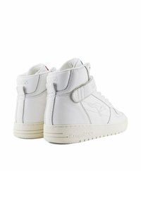Sneakers alte bianche in pelle con una fascia in Velcro, suola texturizzata, logo impresso e accenti blu e rossi sul retro.
