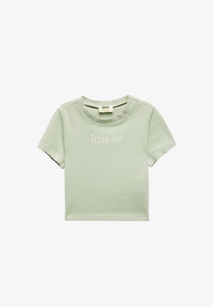 Lichtgroene katoenen T-shirt met korte mouwen en een ronde halslijn, met op de voorkant geborduurde tekst "Inspire". Eenvoudig ontwerp.