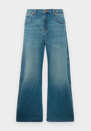 Jeans de mezclilla azul de tiro alto con perneras anchas, bolsillos frontales, cierre de botón y un degradado de color desgastado que va desde la cintura hasta el dobladillo.