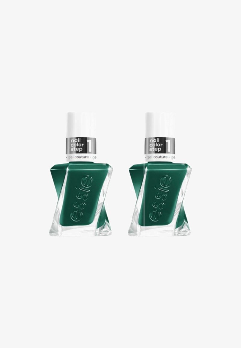 Deux bouteilles de vernis à ongles vert foncé au design en verre angulaire, avec des bouchons blancs étiquetés "couleur d'ongle étape 1" de la marque Essie.