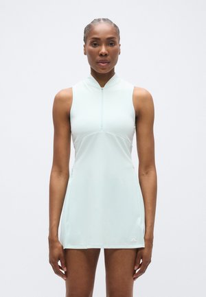 Svetlomodré športové šaty s vysokým golierom a predným zipsom, vyrobené z hladkej, elastickej tkaniny, s priliehavým živôtikom a rozšírenou sukňou.