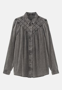 Svart tvättad denimskjorta med lång ärm, quiltat bakstycke, knappstängning fram och klassisk krage, liggande platt på vit bakgrund.