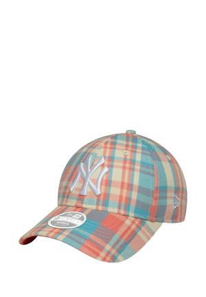 Baseballkappe in blau, pfirsich und beigefarbenem Karomuster. Besitzt ein weißes gesticktes Logo auf der Vorderseite und einen gebogenen Schirm. Hergestellt aus Baumwolle.