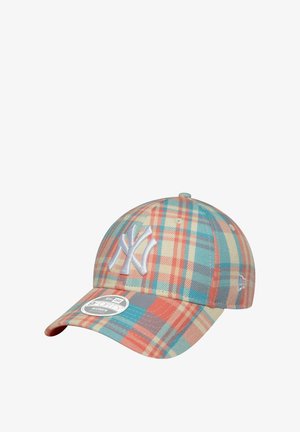 Baseballkappe in blau, pfirsich und beigefarbenem Karomuster. Besitzt ein weißes gesticktes Logo auf der Vorderseite und einen gebogenen Schirm. Hergestellt aus Baumwolle.