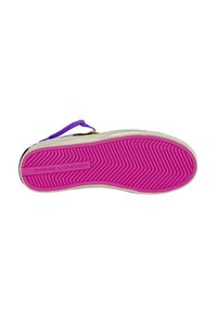 Suola di scarpa in gomma rosa con un motivo a spina di pesce; presenta un bordo bianco e un laccio viola attaccato, etichettato "CRIME LONDON."