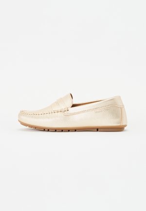 Mocassini metallici oro slip-on con dettaglio cucito sulla punta e suola in gomma, caratterizzati da una superficie liscia e un design minimalista.