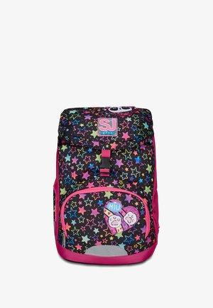 Zaino con una stoffa nera coperta da motivi stellati multicolori, con accenti rosa e una tasca frontale decorata con adesivi di cartone animato.