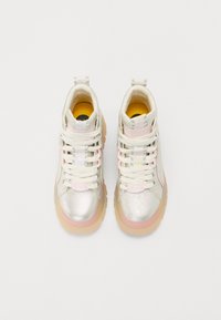 Zapatillas altas con parte superior de metalizada plateada, cordones blancos, acentos rosas y suela de goma translúcida. Incluye un cuello acolchado y una plantilla colorida.