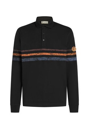 Črna polo majica z dolgimi rokavi, ki ima teksturiran vodoravni črtast vzorec v oranžni in modri barvi, s logotipnim značko na levem rokavu.