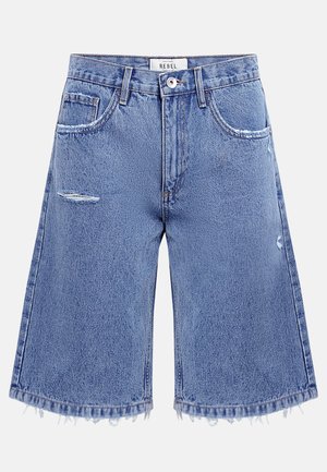Ανοιχτό μπλε τζιν σορτς μέχρι το γόνατο με ταλαιπωρημένες λεπτομέρειες, ξεφτισμένα τελειώματα, πέντε τσέπες και κλείσιμο με κουμπιά μπροστά.