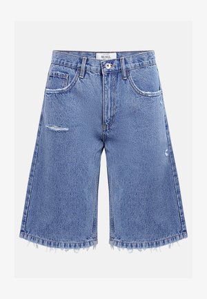 Shorts en jean bleu clair longueur genou avec détails usés, ourlets effilochés, cinq poches et fermeture à boutons sur le devant.