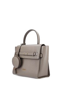 Sac à main structuré gris en matériau synthétique texturé avec un rabat avant, des accents dorés et une pochette à monnaie ronde amovible attachée.