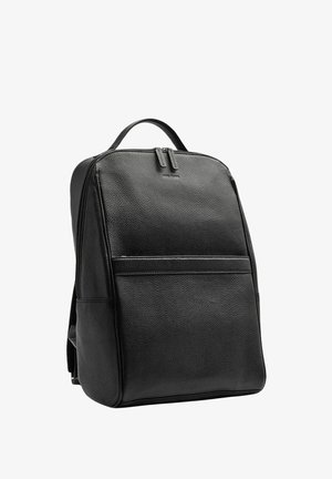 Sort læder rygsæk med en struktureret overflade, dobbelte top håndtag, en lomme foran og et strømlinet design. Lynlåslukning øverst.