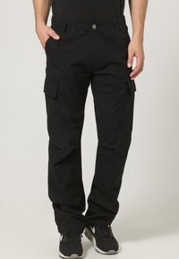 Svarta cargo-byxor tillverkade av slitstarkt tyg, med flera sidofickor och rak ben-design. Säker knappstängning i midjan.