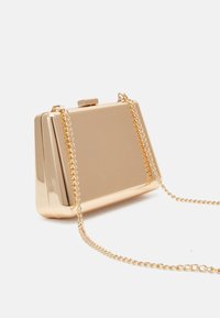 Metaliczna złota kopertówka o prostokątnym kształcie, gładkiej powierzchni i łańcuszkowym pasku, z górnym zamknięciem i bez widocznych wzorów.