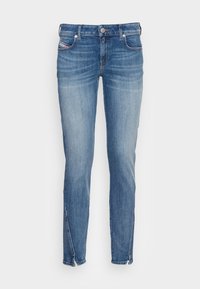 Jeans slim-fit blu con tasche frontali, passanti per cintura, chiusura con bottone, dettagli sbiaditi e piccole spaccature sui bordi delle caviglie.