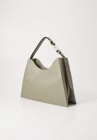 Borsa in pelle verde con un design strutturato, caratterizzata da una parte superiore curva, una tracolla regolabile e dettagli in un tono dorato.