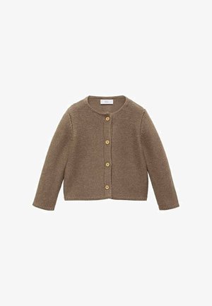 Brauner Strickcardigan mit rundem Hals, langen Ärmeln und fünf Holzknöpfen auf der Vorderseite; strukturierter Stoff und verkürztes Design.