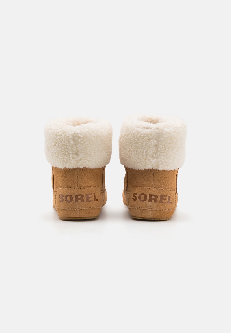 Tannfarbenes Wildleder-Ankle-Boots mit einem flauschigen weißen Kunstfellkragen, mit "SOREL"-Branding an der Ferse und einer glatten, runden Silhouette.
