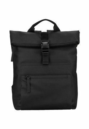 Sac à dos carré noir avec fermeture à boucle sur le dessus, poche avant zippée et poignée rembourrée sur fond blanc.