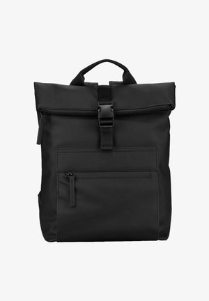 Sac à dos carré noir avec fermeture à boucle sur le dessus, poche avant zippée et poignée rembourrée sur fond blanc.