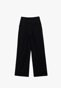 Zwarte wijde pantalon van gestructureerde stof, met een tailleband, voorplooien en een klein achterzakje. Eenvoudig, minimalistisch ontwerp.