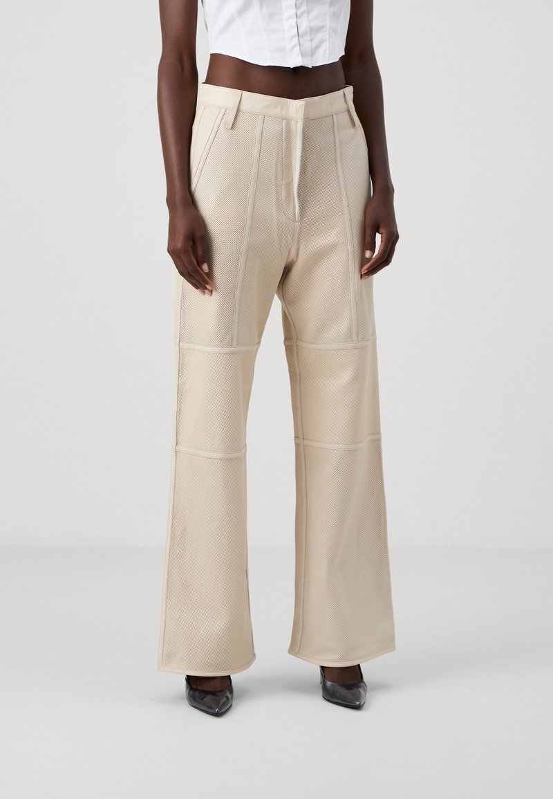Beige mesh breddebenede bukser med kontrasterende syninger, forlommer og en glat talje. Tekstureret stof med en løs pasform.
