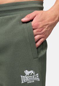 Lonsdale NORMALE PASSFORM ERIBOLL - Treniņtērpa apakšdaļas - green white