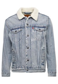 Chaqueta de mezclilla azul clara con cuello de sherpa blanco, cierre de botones, dos bolsillos en el pecho con tapa y bolsillos laterales.