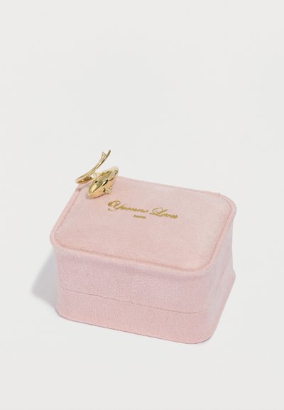 Ružová zamatová šperkovnica so zlatým kovaním a reliéfne vytlačeným logom na viečku. Obdĺžnikový tvar s mäkkou textúrou a jemnými švami.