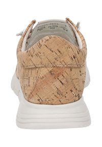 Korkstrukturierte Rückseite eines Sneakers mit einer weißen Gummisohle und grauen Akzenten. Verfügt über einen gepolsterten Schaft und reflektierende Elemente.