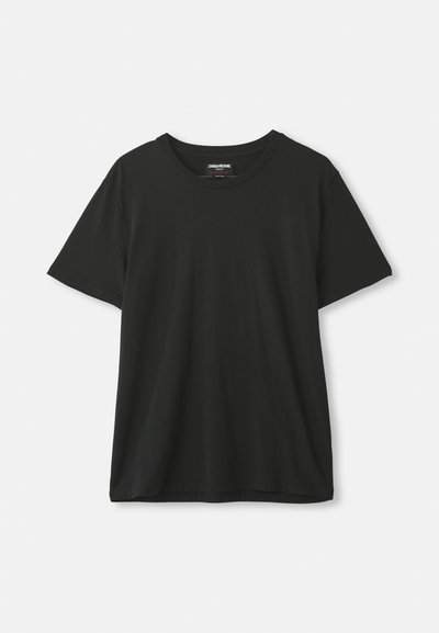 T-shirt noir à manches courtes et col rond accroché devant un fond blanc uni, étiquette visible à l'intérieur du col.