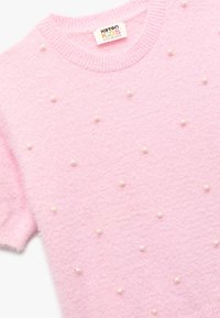 Różowy, puszysty sweter z krótkim rękawem oraz okrągłym dekoltem, ozdobiony rozsianymi perłowymi akcentami na przodzie. Wykonany z miękkiego materiału.