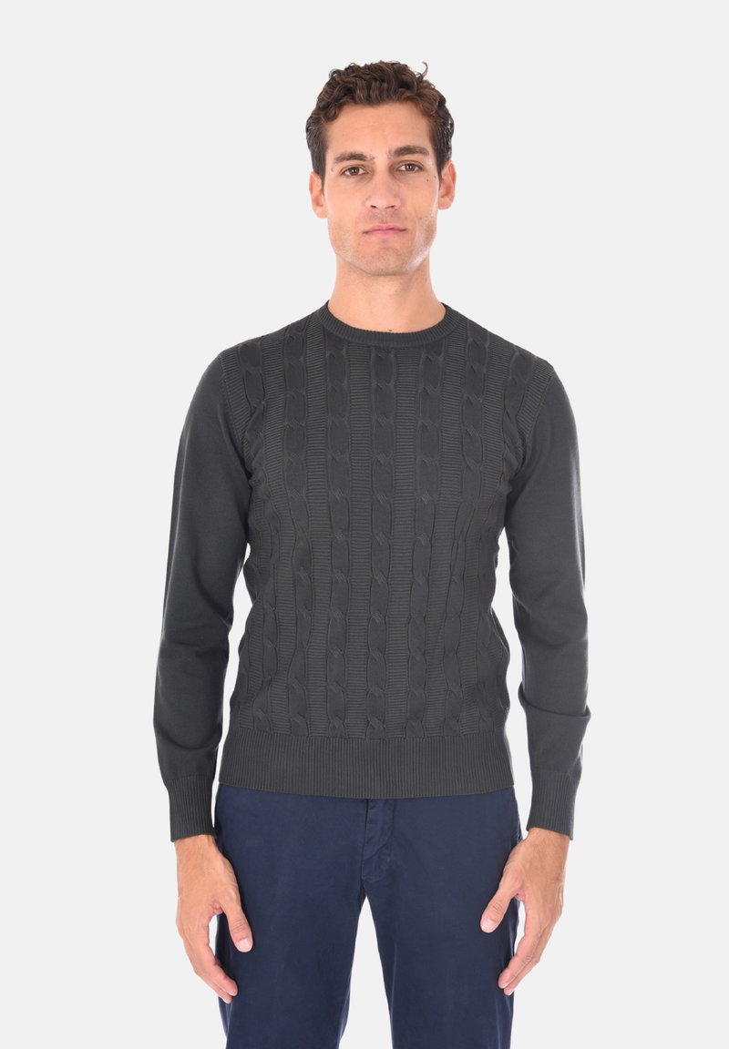 Maglione grigio scuro a trecce con scollo rotondo e polsini a costine. Realizzato in un materiale testurizzato, presenta un design aderente.
