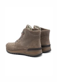 Bottines en daim marron avec une finition texturée, dotées de lacets multicolores, d'un col rembourré et d'une semelle en caoutchouc durable.