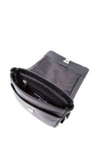 Czarna skórzana torba listonoszka o gładkim wykończeniu, srebrnych okuciach i przedniej kieszeni. Wnętrze wyposażone w przegrody do organizacji.