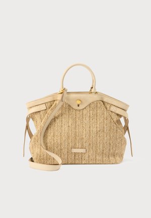 Sac à main en paille tissée beige avec un motif chevron texturé, équipé d'une poignée supérieure, d'une bandoulière amovible et de ferrures dorées.