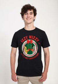 Sort t-shirt med et farverigt grafisk design af en drage, dukke og karakterer, omgivet af teksten "IZZY WIZZY - LAD OS BLIVE JULEREDDE."