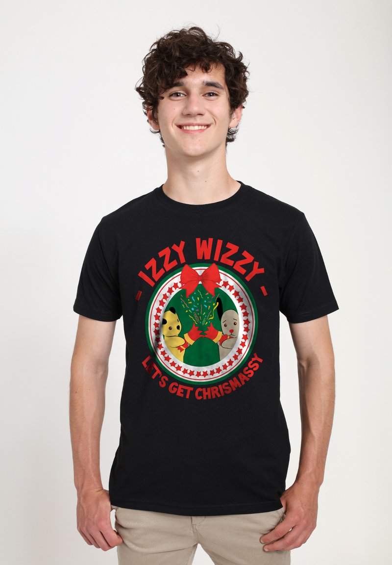 Sort t-shirt med et farverigt grafisk design af en drage, dukke og karakterer, omgivet af teksten "IZZY WIZZY - LAD OS BLIVE JULEREDDE."