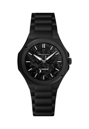 Čierne kovové hodinky s textúrovaným uhlíkovým ciferníkom, striebornými hodinovými značkami, bielymi ručičkami a označením "Pierre Lannier" a "Carbone" na ciferníku.