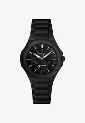 Czarny metalowy zegarek na rękę z teksturowaną tarczą z włókna węglowego, srebrnymi indeksami godzin, białymi wskazówkami oraz napisami "Pierre Lannier" i "Carbone" na tarczy.