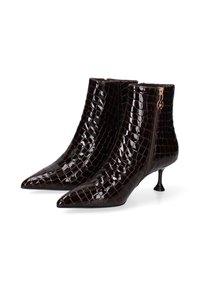 Bottes chelsea en cuir verni noir avec une texture crocodile, bout pointu et un talon fin et sculpté. Zip latéral avec quincaillerie dorée.