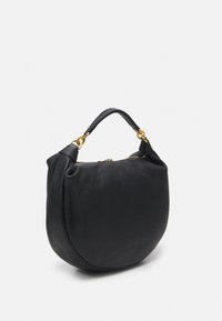 Sort lædertaske med en rundet form, der har en tekstureret overflade, et kort håndtag og hardware i guldtoner.