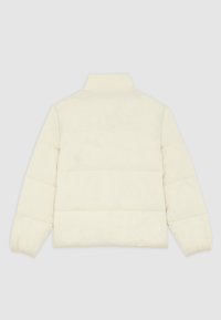 Giubbotto imbottito crema con colletto alto, design trapuntato, polsini elasticizzati e orlo dritto, realizzato in tessuto leggero e texturizzato.