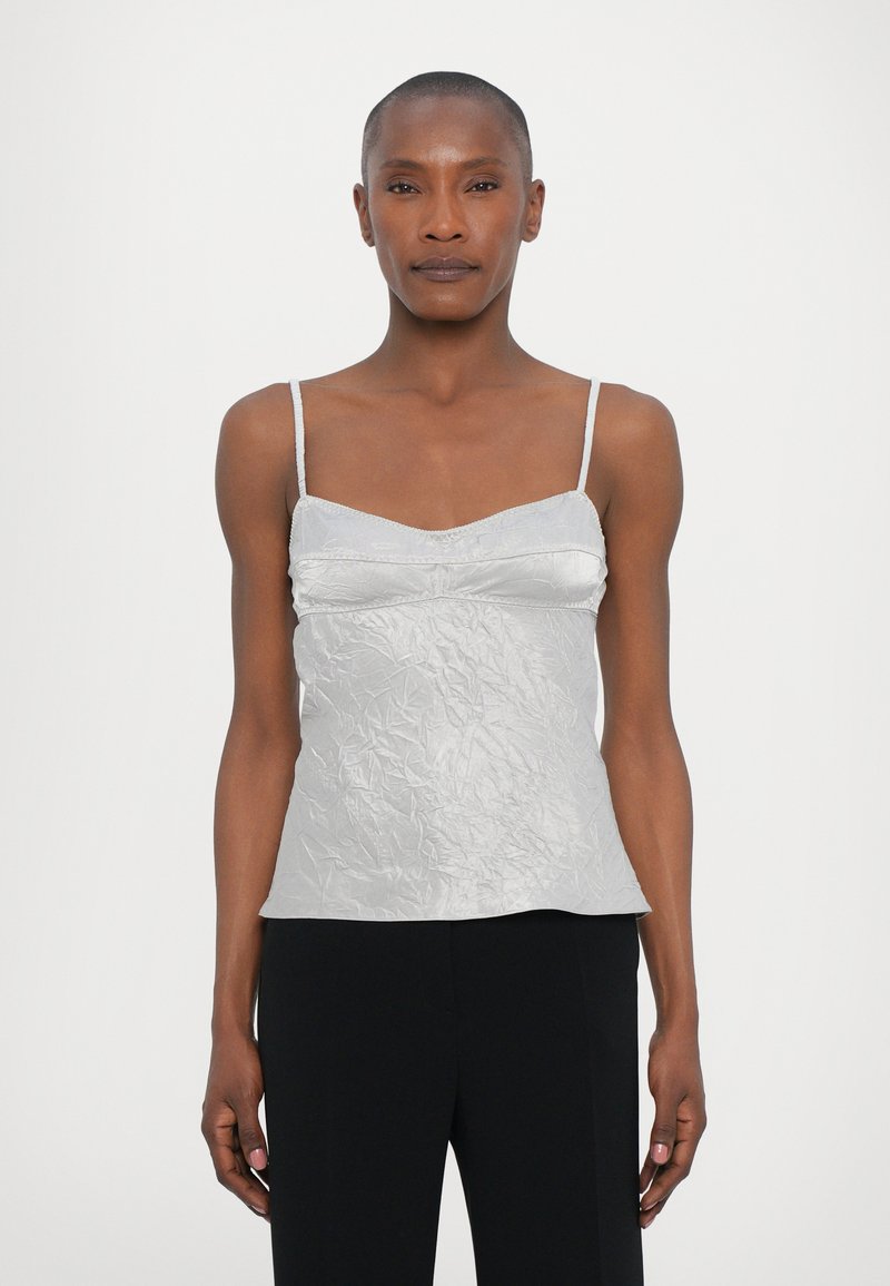 Camisón de satén plateado con tirantes finos, que presenta un diseño texturizado arrugado y un escote corazón, cayendo en un corte relajado en la cintura.
