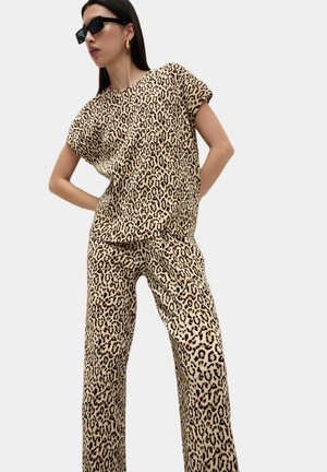 Set z leopardo-otiskovaných topu a kalhot, vyrobený z lehkého materiálu. Top má krátké rukávy; kalhoty mají přímý střih.