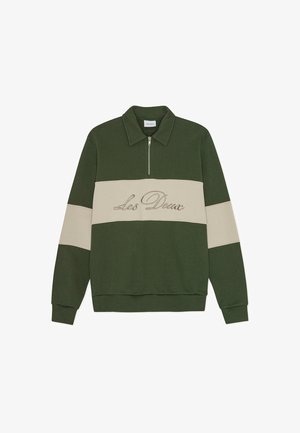 Pullover verde oliva com gola, fecho de meio zip e riscas horizontais em creme. Apresenta detalhe bordado "Les Deux".