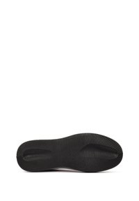 Suela de zapato de goma negra con un patrón texturizado y estriado. Bordes redondeados y una superficie lisa sin logotipos ni marcas visibles.