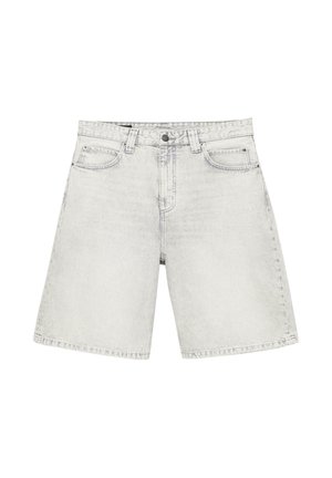 Lysegrå denimshorts med forreste knap, lynlås, bæltestropper og fem-lomme design, lagt fladt på hvid baggrund.