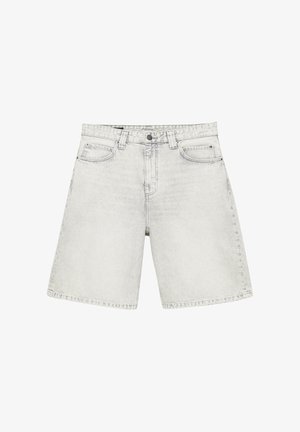 Svetlošedé rifľové šortky s predným gombíkom, zipsom, pútkami na opasok a dizajnom s piatimi vreckami, položené na bielom pozadí.